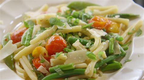 Pasta puttanesca is a classic italian pasta dish that's ready in under 40 minutes! The Pioneer Woman Video - Ree's Loaded Veggie Pasta ...
