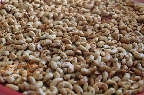 Daun kari adalah tanaman yang berasal dari pohon kari murraya koenigii yang asli tumbuh di india. AMIE'S LITTLE KITCHEN: Resipi Kacang Gajus Goreng dengan ...