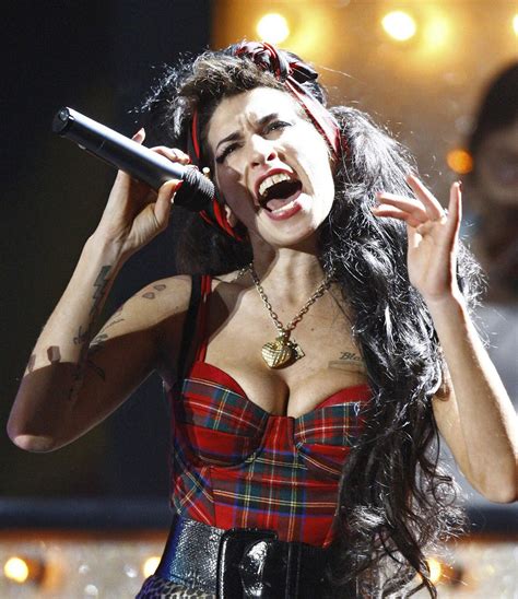 The british press and tabloids seemed to focus on her rowdy behavior, heavy consumption of alcohol, and tragic end, but fans and critics alike embraced her rugged charm, brash sense of humor, and distinctively soulful and jazzy vocals. musique. Amy Winehouse entre soul et désespoir