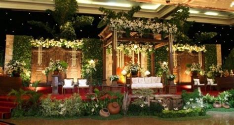 Dekorasi pernikahan di rumah akan tampak lebih indah dengan dekorasi rangkaian bunga atau tanaman hias yang menarik. Pin di Dekorasi pernikahan