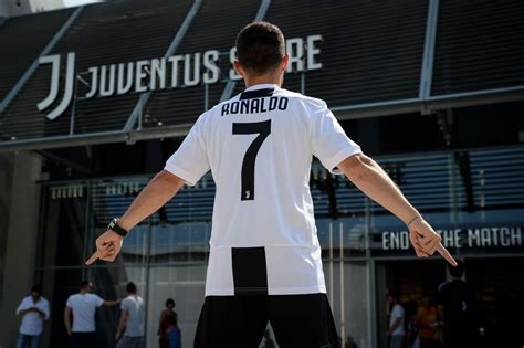 Mix & match this shirt with other items to create an avatar that is unique to you! Juventus Sold More Than 500,000 Ronaldo Kits In The First ...