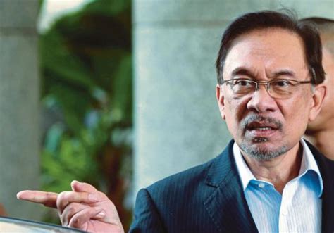 Sultan Of Selangor Strips Anwar Ibrahims Datukship Title New Straits