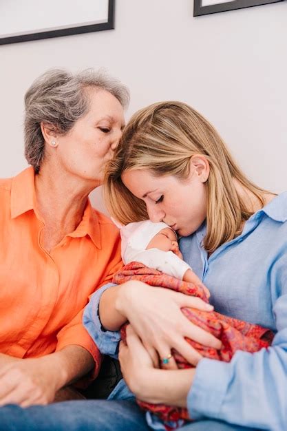 Madre E Hija Besando Bebé Foto Gratis