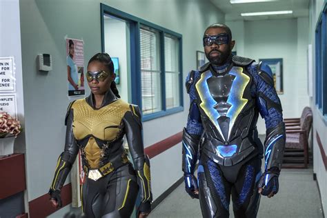 black lightning takes on thunder in the new promo for season 2 episode 4 translucent freak