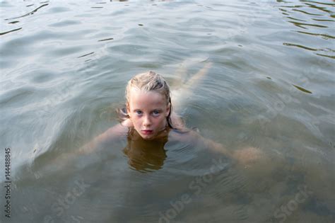 Blondes M Dchen Schwimmt Im See Stockfotos Und Lizenzfreie Bilder Auf