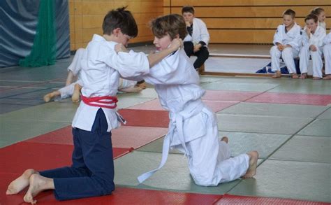 Judoka des Turmair Gymnasiums meistern Gürtelprüfung