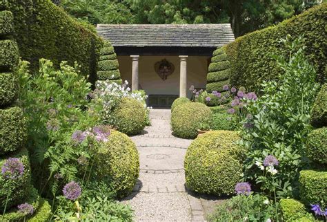 Discover how to create a backyard garden you'll love. York Gate Garden (Leeds) | Perennial