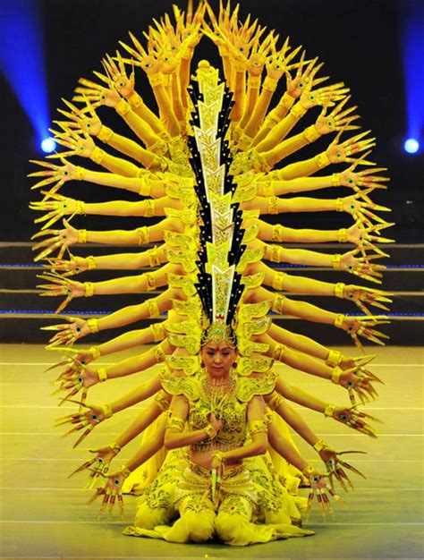 Torre Da História Ibérica A Espantosa Dança Das Mil Mãos China