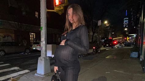 Emily Ratajkowski Zeigt After Baby Body Bei Spaziergang