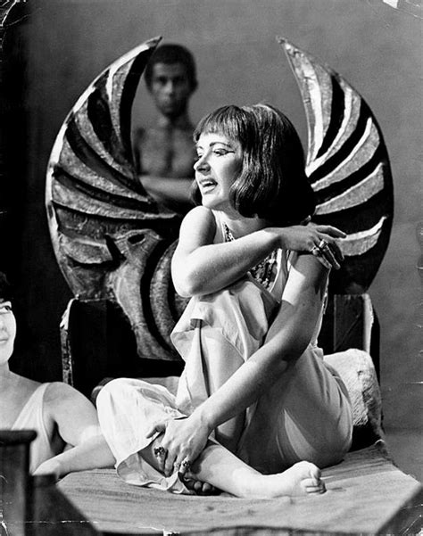 Antoniusz I Kleopatra 1963 Helen Mirren Cleopatra Dress Greek Statue