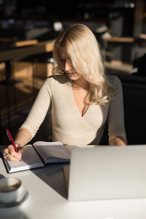 Sexy Vrouw Die Laptop De Zitting Van Pc In Koffie Gebruiken Stock Afbeelding Image Of Perfect