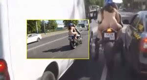 Una Mujer Circula Desnuda Encima De Una Moto Por Las Calles De Rusia