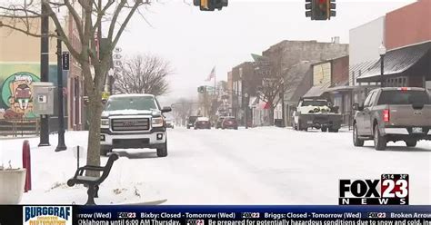 Tahlequah Residents Brave The Sleet Snow And Slick Roads On 2nd Day Of