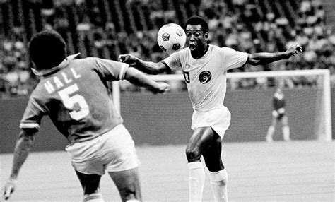 80 Años De Pelé El Genio Del Fútbol Sus Momentos Inolvidables En La