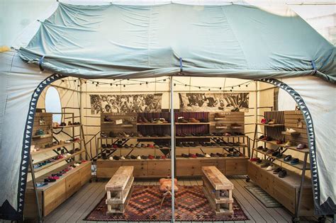 Outdoor Shopping Area At Toms Flagship Store Venice Ca Design By