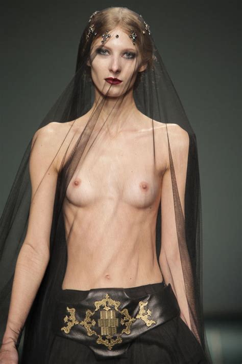 ファッションショーでモデルの乳首が勃起しているエロ画像 性癖エロ画像 センギリ
