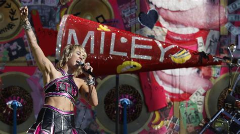 Miley Cyrus Tränen Auftritt Beim Super Bowl Lässt The Weeknd Blass