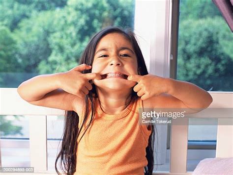 Kid Pulling A Funny Face Fotografías E Imágenes De Stock Getty Images