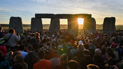 In Pictures Crowds Gather For Summer Solstice Sunrise At Stonehenge Bt