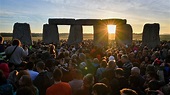 In Pictures: Crowds gather for summer solstice sunrise at Stonehenge | BT