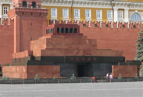 visit lenin s mausoleum moscow lenin s tomb moscow