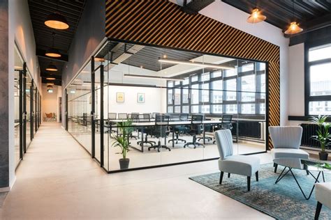 42 Relaxing Modern Office Space Design Ideas 사무실 공간 설계 기업 사무실 디자인