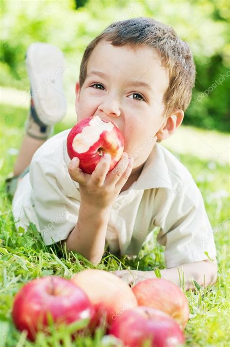 Niño Comiendo Una Manzana Roja — Foto De Stock © Dejanristovski 29600781