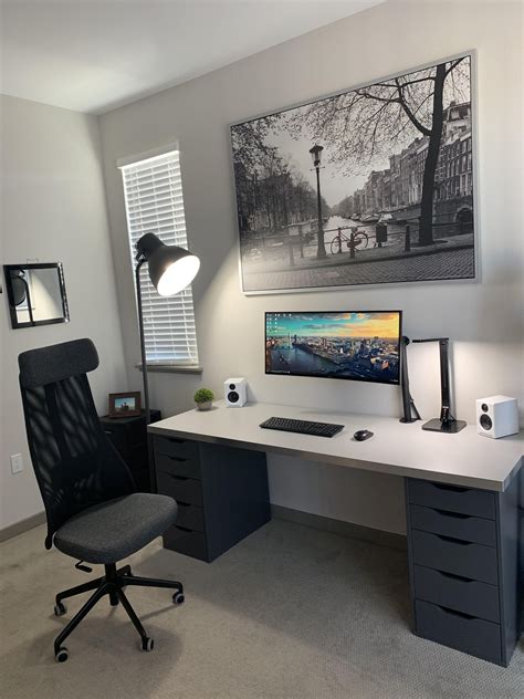 Anyone can work with a minimalist desk setup! Clean and simple | Home office setup, Home office design ...