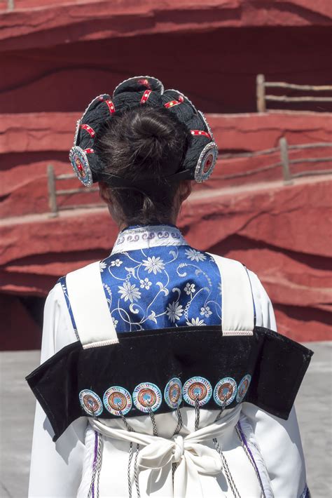 Vestimentas tradicionais das mulheres da etnia Naxi, vista traseira, em ...