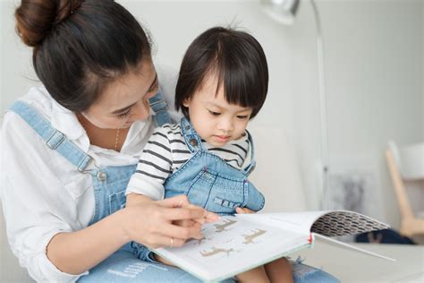New Research Says Toddlers Engage More With Print Books Than Tablets