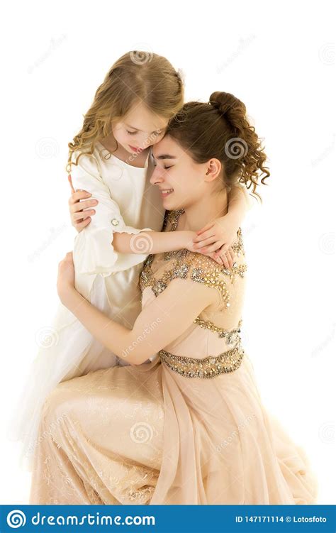 Una Chica Joven Abraza A Su Pequea Hermana Foto De Archivo Imagen De