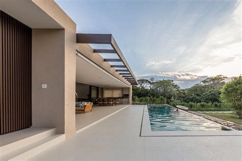 Belluzzo martinhao arquitetos lead architects: Contemporary Single-Storey House Features Open Spaces