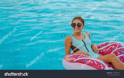 Sexy Girl Blue Bikini Swimming On Foto Stok 1562688091 Shutterstock