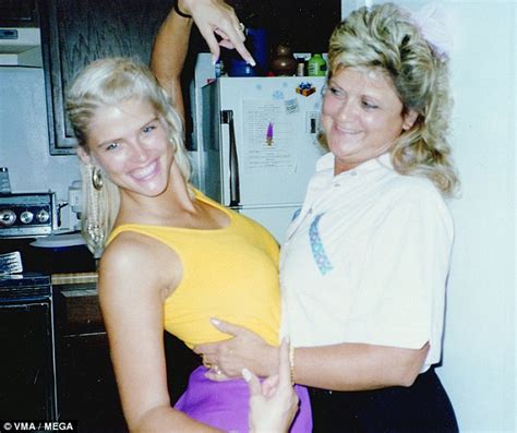 Anna Nicole Smiths Mom Warned Daughter Life Was In Danger Daily Mail