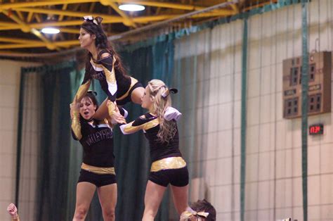 College Cheerleaders Noir Et Or Coll Ge De Valleyfield C Flickr