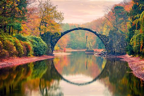 Wie Aus Dem Märchen Der Romantische Rakotzsee And Seine Brücke