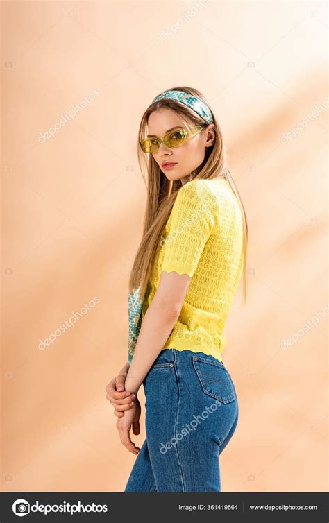 Girls Pose For Photoshoot In Jeans 50 Jeans Top Photoshoot Poses For Girls Posing Tips For
