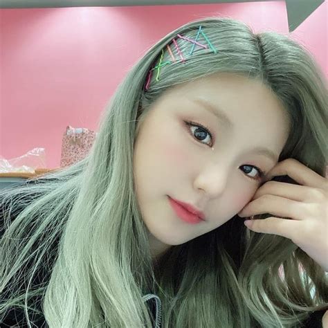 Itzys Yeji Shows Off Lovely Selfies With Colorful Hair Pins Kpopmap