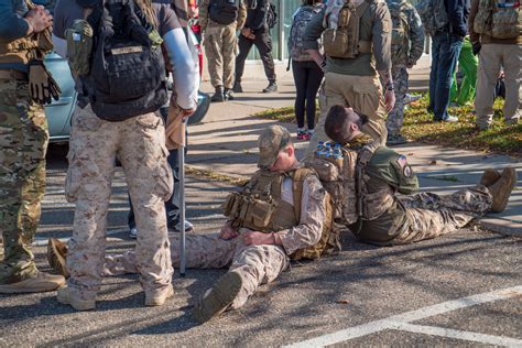 Fotos Gratis Gente Soldado Ejército Descanso Mochila Dormir Marina Marzo Cansado