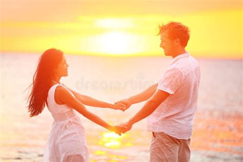 Amants Romantiques De Couples Tenant Des Mains Coucher Du Soleil De Plage Photo Stock Image