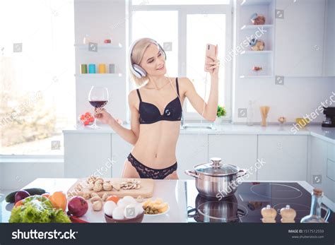 Photo Nude Girlfriend Cooking Dinner Holding Stock Photo Shutterstock