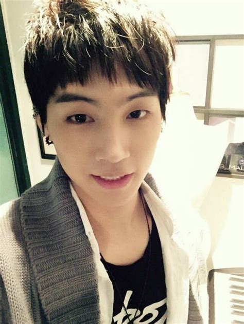 On the 13th, jb communicated with fans through an ig live broadcast in his room and several photos on the wall of his room stood out. got7 jb selca - Pesquisa Google | Got7 jb, Got7, Amor da ...