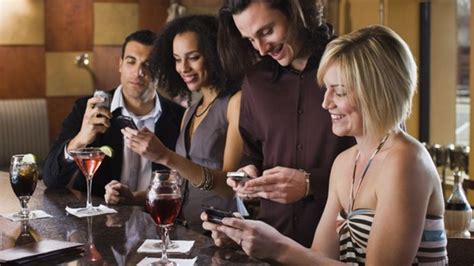 Smartphone Use In Restaurants Prompts Craigslist Rant Bbc News