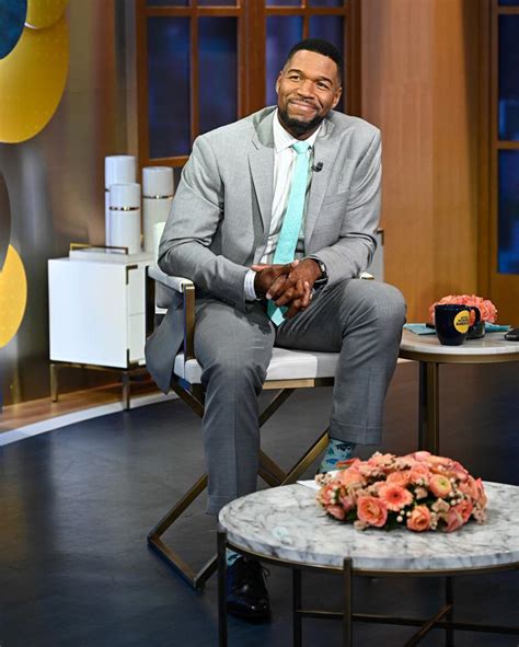 Michael Strahan Makes Tearful Return To Gma As Co Stars Address His Absence With Emotional Update