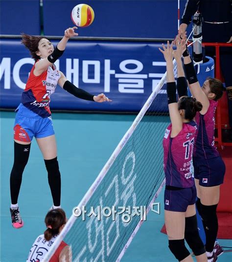 Hk이노엔은 국내외 기관투자자 수요예측을 거쳐 공모가 상단인 5만9,000원으로 희망 공모가를. 포토고예림, '블로킹를 살짝 넘겨라' - 아시아경제