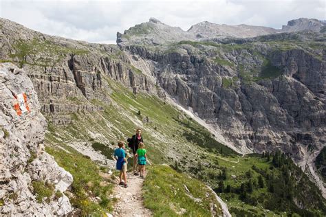 Hiking The Puez Odle Altopiano In The Dolomites Earth Trekkers