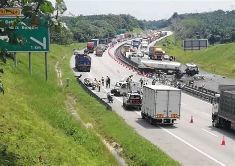 It is joined by the e1, and continues southward. Accident causes massive jam on Malaysia's North-South ...