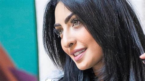 .ونور نور هادي وشغل مزيكا ورقصنا سلو وهو بيرقص معايا بدأ يبوس فيها برومانسية ويقول لي وحشتيني ويمسك طيزي من ورا ويمسك وسطي ويقول. بعد نجاح "العرس".. نور الغندور مضيفة في "مسا فات"