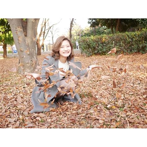 大野南香さんのインスタグラム写真 大野南香instagram 「お久しぶりのinstagram☺︎ 落ち葉🍂🍁 綺麗な紅葉みにいきたかったけど、もう時期おわっちゃうなぁ 😢