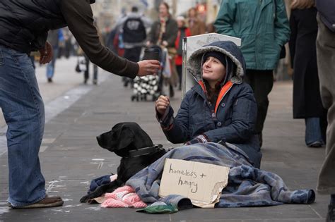 Δίνει σπίτι σε άστεγες με αντάλλαγμα το σεξ [εικόνα] Ελεύθερος Τύπος
